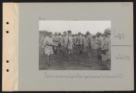 Lagny. Remise de décorations par le général Pétain : le général passe devant les officiers du 410e RI