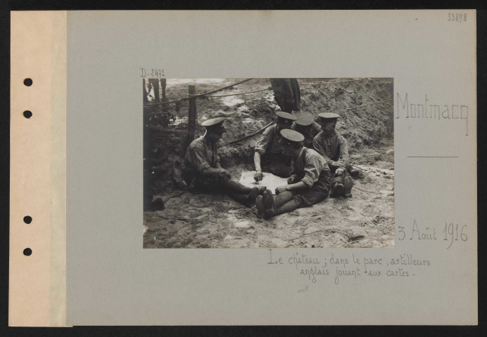 Montmacq. Le château : dans le parc, artilleurs anglais jouant aux cartes
