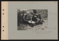 Montmacq. Le château : dans le parc, artilleurs anglais jouant aux cartes