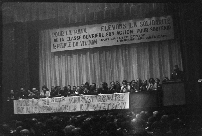 Meeting à la Mutualité à l'occasion du 21ème anniversaire de l'indépendance du Vietnam. Scènes de rue à Paris et ruines du Théâtre de l'Ambigu-Comique