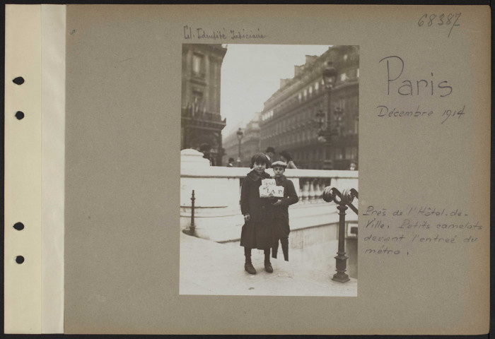 Paris. Place de l'Etoile. Jeune garçon aiguilleur de tramways
