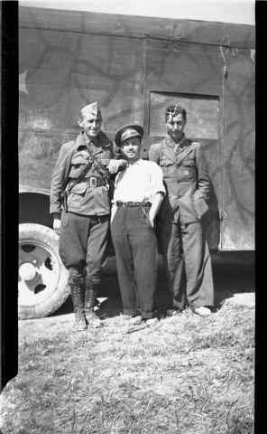 Gabriel Ersler, Valls et Léon Marcovici (de gauche à droite) devant l'entrée de l'ambulance de la XIIIe brigade