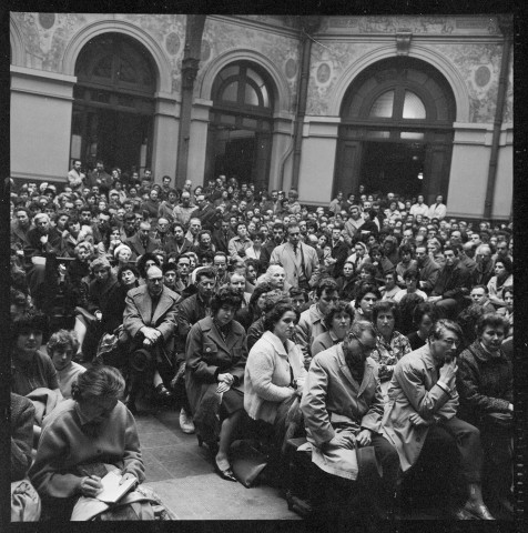 Meeting à la Bourse du travail. Foule devant la Mutualité