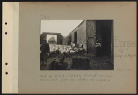 Etampes (La grange des Noyers). Poste de DCA. Soldats du poste au cantonnement près des étables des moutons