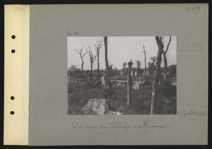 Lihons. Un coin du village : ruines