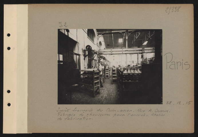 Paris. Société française du cuir-acier. Rue Alexandre Dumas. Fabrique de chaussures pour l'armée. Atelier de fabrication