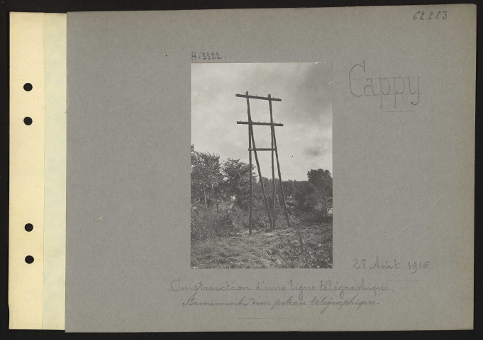Cappy. Construction d'une ligne télégraphique. Armement d'un poteau télégraphique