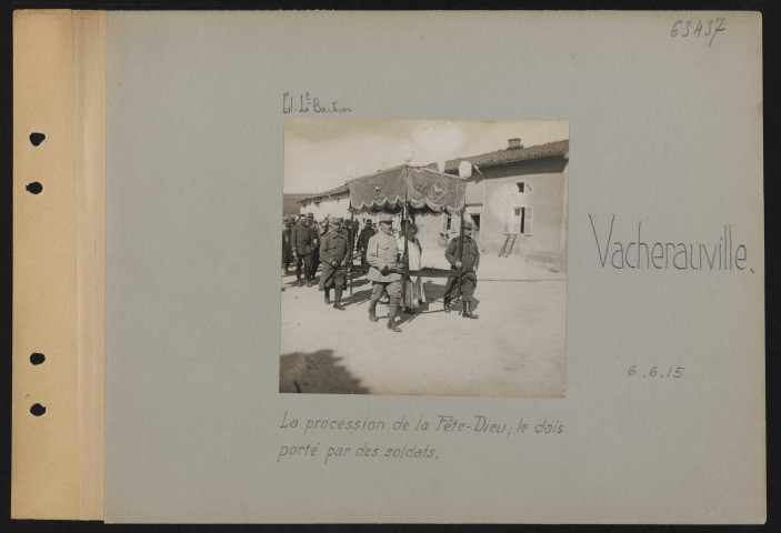 Vacherauville. La procession de la Fête-Dieu ; le dais porté par des soldats