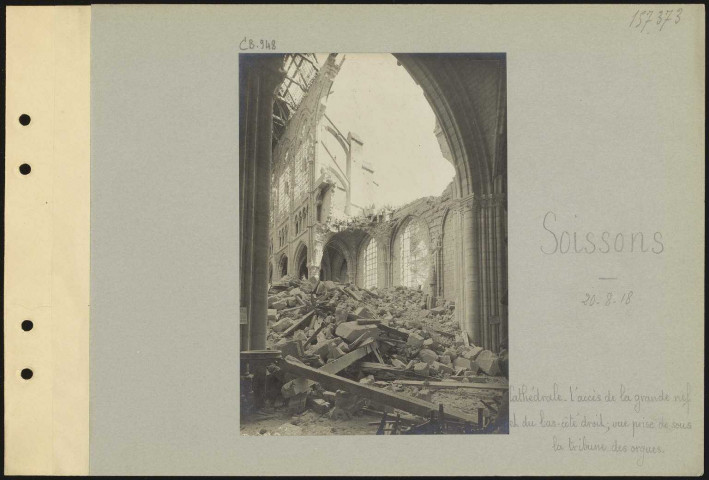 Soissons. Cathédrale. L'accès de la grande nef et du bas-côté droit ; vue prise de sous la tribune des orgues