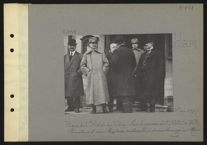 Ham. Place de l'Hôtel de ville : sur le perron de l'hôtel de ville, membres d'une mission interalliée prenant congé du maire