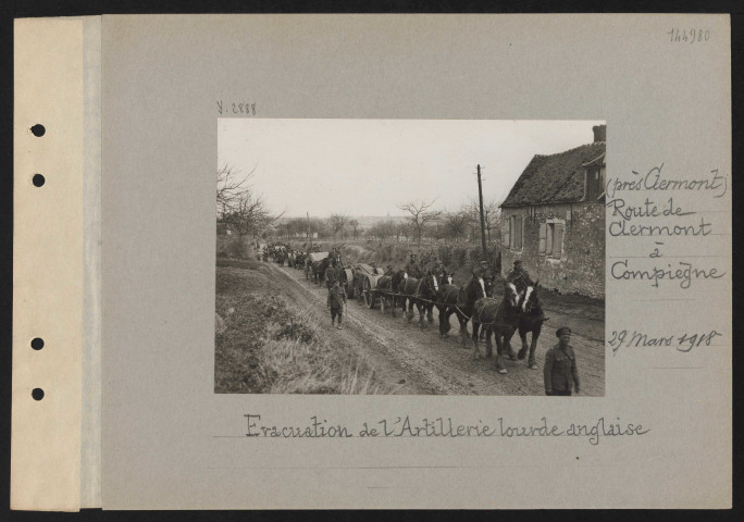 Route de Clermont à Compiègne (près Clermont). Évacuation de l'artillerie lourde anglaise