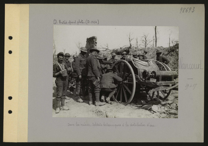 Wancourt. Dans les ruines. Soldats britanniques à la distribution d'eau