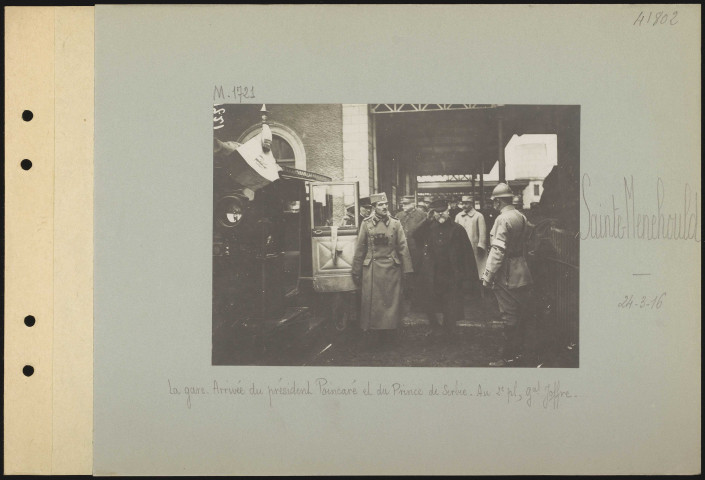 Sainte-Menehould. La gare. Arrivée du président Poincaré et du Prince de Serbie. Au deuxième plan, général Joffre