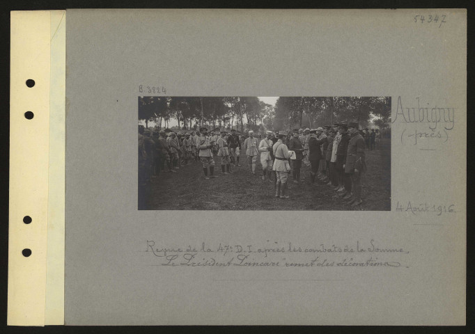 Aubigny (près). Revue de la 47e division d'infanterie après les combats de la Somme, le président Poincaré remet des décorations