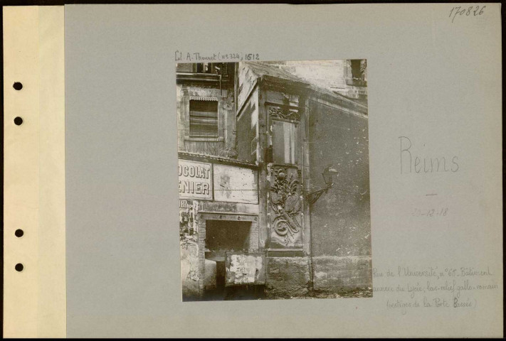 Reims. Rue de l'Université, numéro 65. Bâtiment annexe du lycée ; bas-relief gallo-romain (vestiges de la porte Bazée)