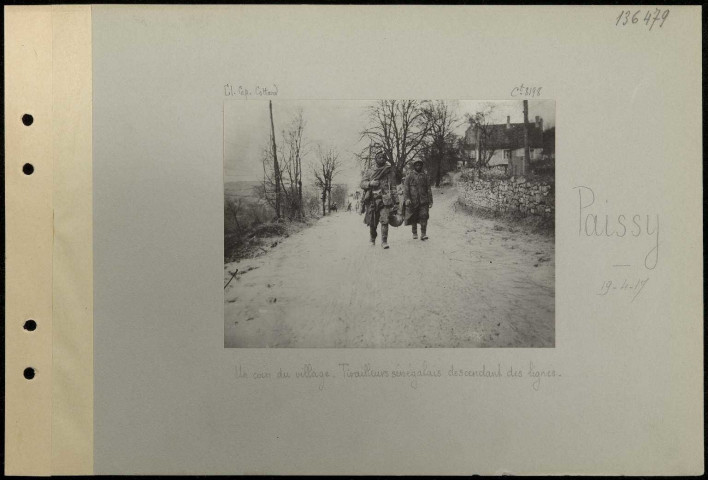 Paissy. Un coin du village. Tirailleurs sénégalais descendant des lignes