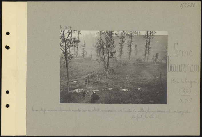 Ferme Beaurepaire (nord de Longpont) (près). Convoi de prisonniers allemands escortés par des soldats américains vers l'arrière. Au milieu, chemin descendant vers Longpont. Au fond, la côte 141