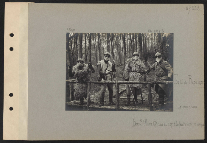 Forêt de Bezange. Bois Sainte-Marie. Officiers du 257e d'infanterie avec leurs masques