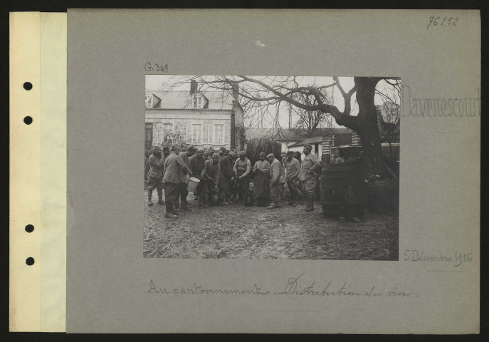 Davenescourt. Au cantonnement. Distribution du vin
