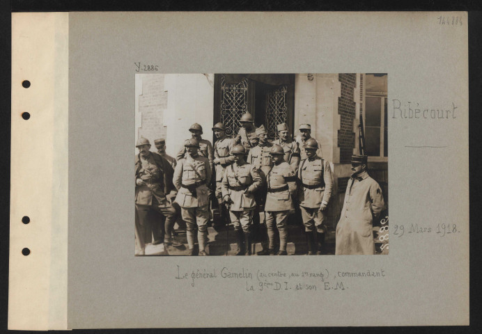 Ribécourt. Le général Gamelin (au centre, au premier rang), commandant la 9e DI et son EM