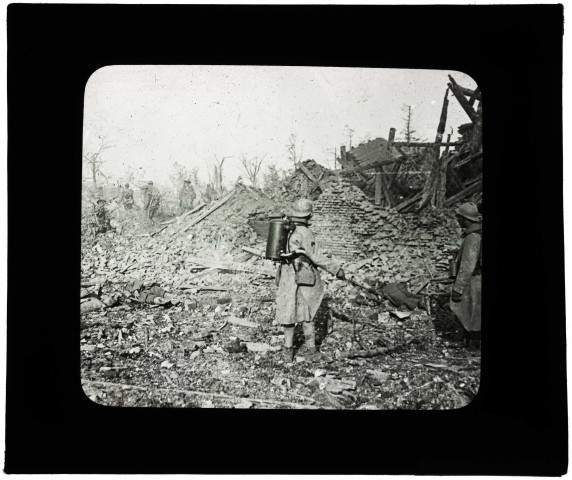 Les troupes américaines poursuivent l'ennemi dans le village