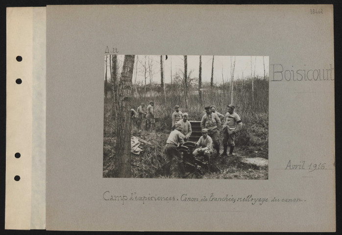 Boisicourt. Camp d'expériences : canon de tranchées , nettoyage du canon
