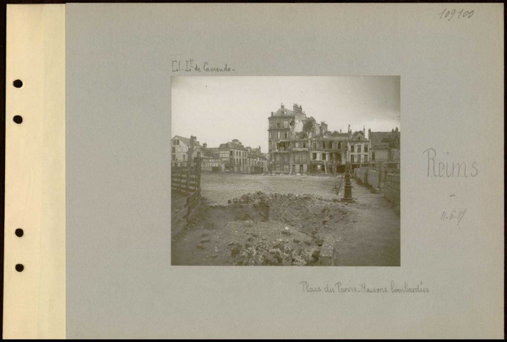 Reims. Place du Parvis. Maisons bombardées