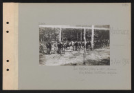 Montmacq. Le château ; dans le parc, chevaux d'un échelon d'artillerie anglaise