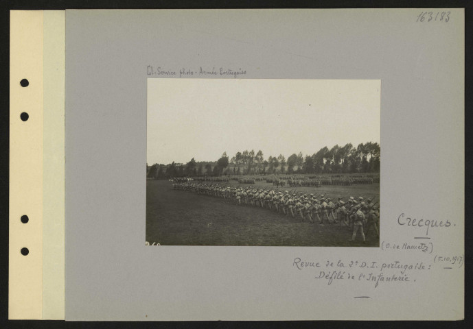 Crecques (ouest de Mametz). Revue de la 2e DI portugaise. Défilé d'infanterie