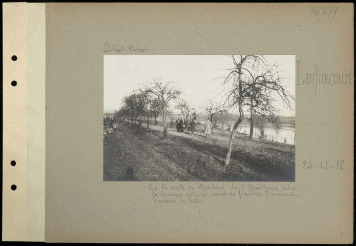 Lanfroicourt. Sur la route de Manhoué. Le 3e tirailleurs salue la Lorraine délivrée avant de franchir l'ancienne frontière, la Seille