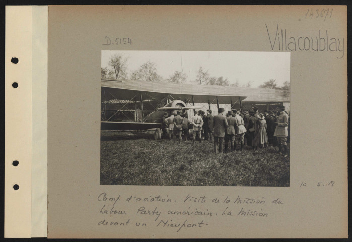 Villacoublay. Camp d'aviation. Visite de la mission du Labour Party américain. La mission devant un Nieuport