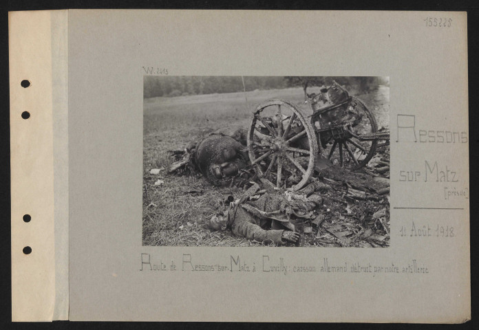 Ressons-sur-Matz (près de). Route de Ressons-sur-Matz à Cuvilly : caisson allemand détruit par notre artillerie