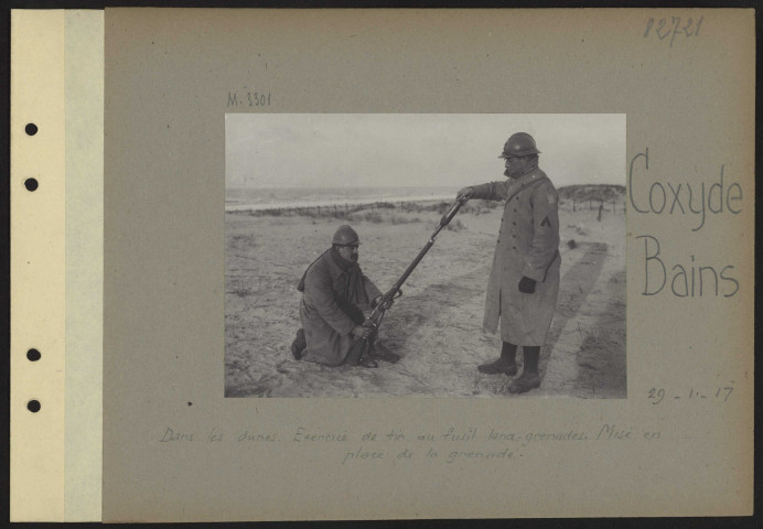 Coxyde-Bains. Dans les dunes. Exercice de tir au fusil lance-grenades. Mise en place de la grenade