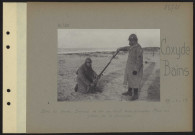 Coxyde-Bains. Dans les dunes. Exercice de tir au fusil lance-grenades. Mise en place de la grenade