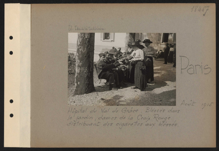 Paris. Hôtel du Val de Grâce. Blessés dans le jardin ; dames de la Croix Rouge distribuant des cigarettes aux blessés