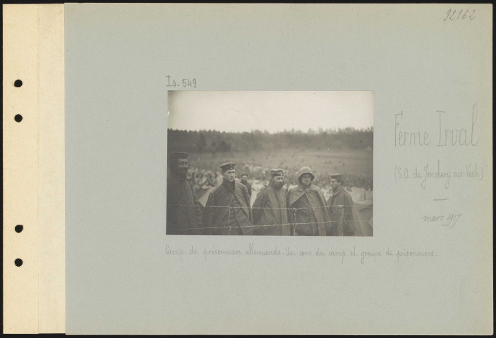 Ferme Irval (sud-ouest de Jonchery-sur-Vesle). Camp de prisonniers allemands. Un coin du camp et groupe de prisonniers