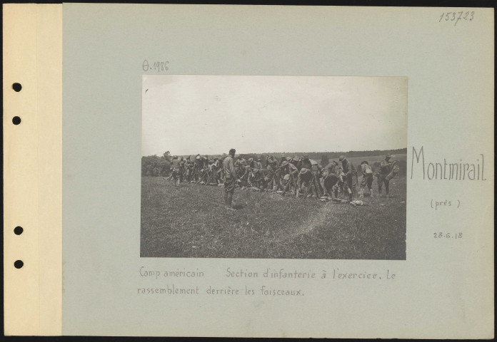 Montmirail (près). Camp américain. Section d'infanterie à l'exercice. Le rassemblement derrière les faisceaux