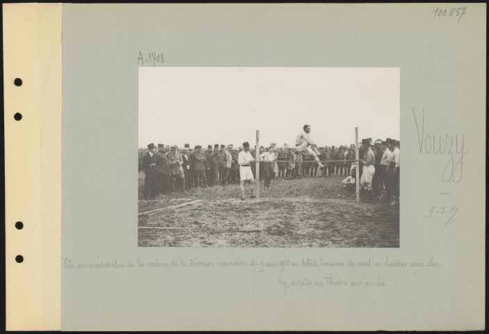 Vouzy. Fête commémorative de la victoire de la Division marocaine du 9 mai 1915 en Artois. Concours de saut en hauteur sans élan. À gauche, artistes du théâtre aux armées