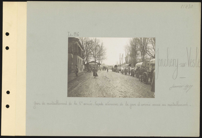 Jonchery-sur-Vesle. Gare de ravitaillement de la 5e armée. Façade extérieure de la gare et convois venus au ravitaillement