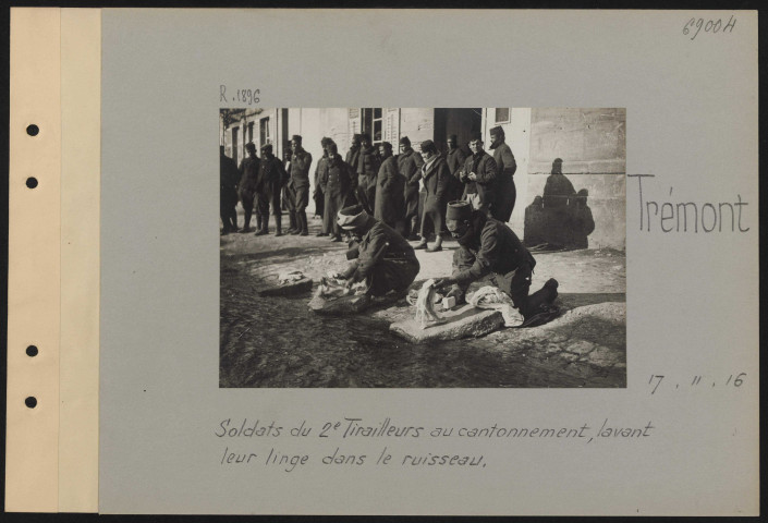Trémont. Soldats du 2e tirailleurs au cantonnement, lavant leur linge dans le ruisseau