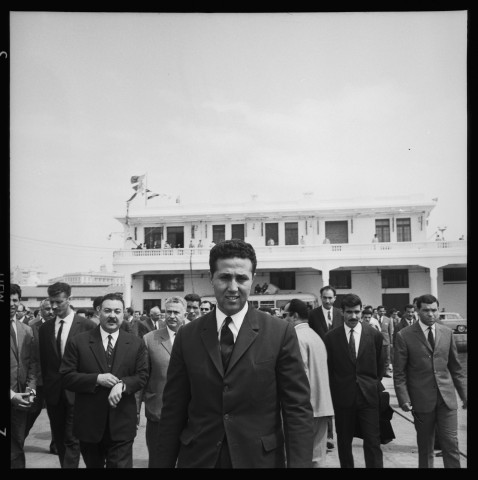 Ben Bella, sur le port d'Alger, attend l'arrivée de Nasser