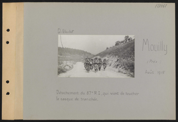 Mouilly (près). Détachement du 87e RI qui vient de toucher le casque de tranchée