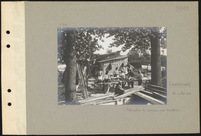 Courtémont. Fabrication de créneaux pour tranchées