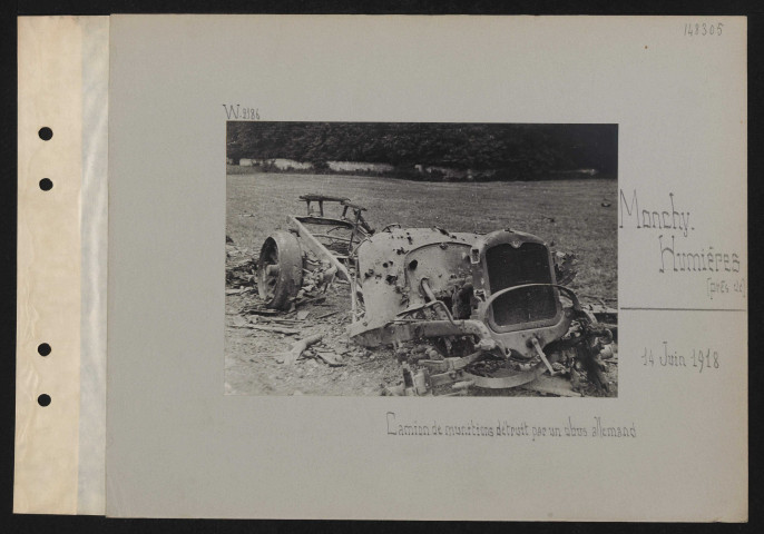Monchy-Humières (près de). Camion de munitions détruit par un obus allemand