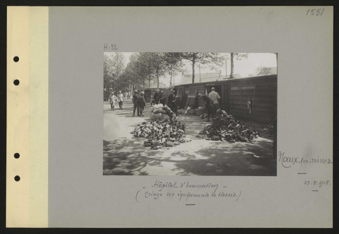 Nœux-les-Mines. Hôpital d'évacuation. (Triage des équipements de blessés)
