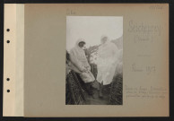 Seicheprey (devant). Dans un boyau. Patrouilleurs vêtus de blouses blanches pour patrouiller par temps de neige