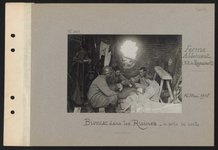 Ferme Abbémont (nord-ouest de Royaucourt). Bivouac dans les ruines. La partie de cartes