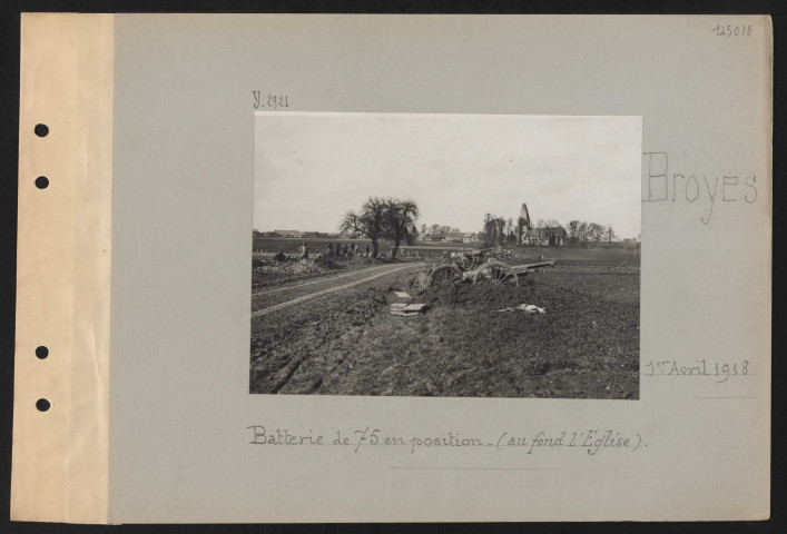Broyes (Servillers). Batterie de 75 en position (au fond l'église)