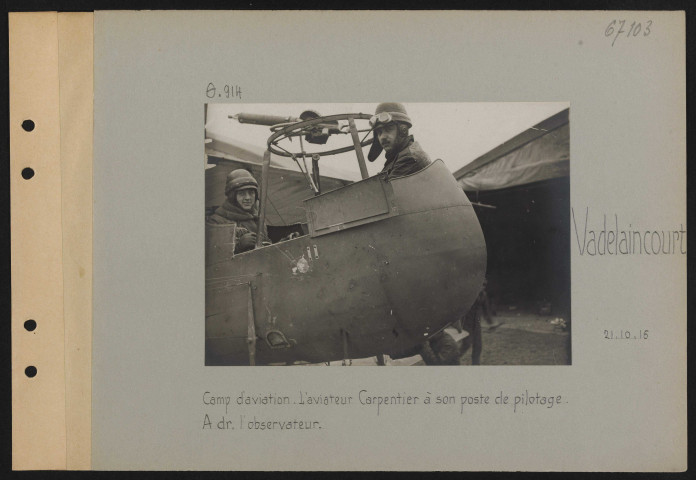 Vadelaincourt. Camp d'aviation. L'aviateur Carpentier à son poste de pilotage. À droite, l'observateur