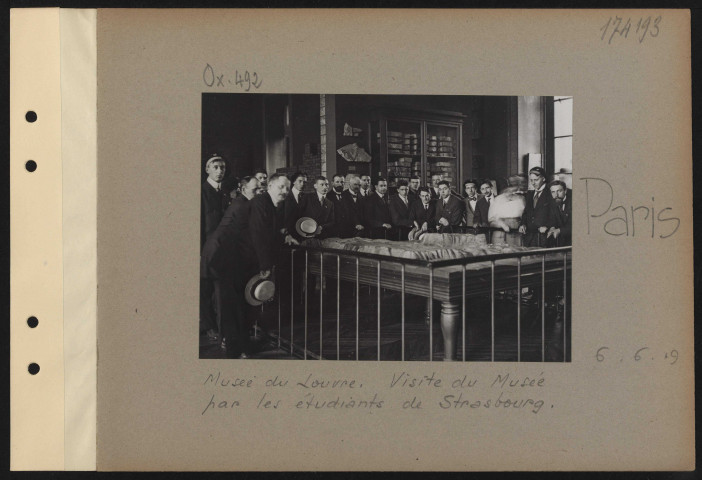 Paris. Musée du Louvre. Visite du musée par les étudiants de Strasbourg